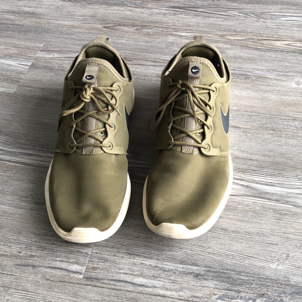 Nike Roshe (Waterproof) - Picture 2 of 5